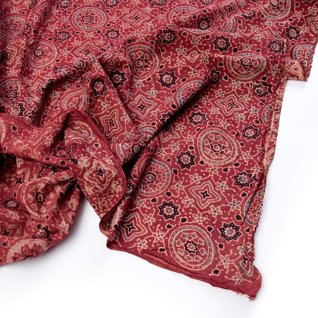 〔1m切り売り〕伝統息づく南インドから　昔ながらの木版染めアジュラックデザインの更紗模様布〔115cm〕 - えんじ 4 - 縁の写真です