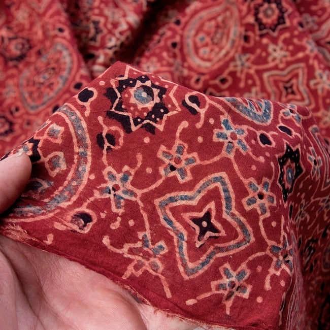 〔1m切り売り〕伝統息づく南インドから　昔ながらの木版染めアジュラックデザインの更紗模様布〔115cm〕 - えんじ 5 - 拡大写真です。雰囲気ある、このムラはハンドメイドにしか出せません。