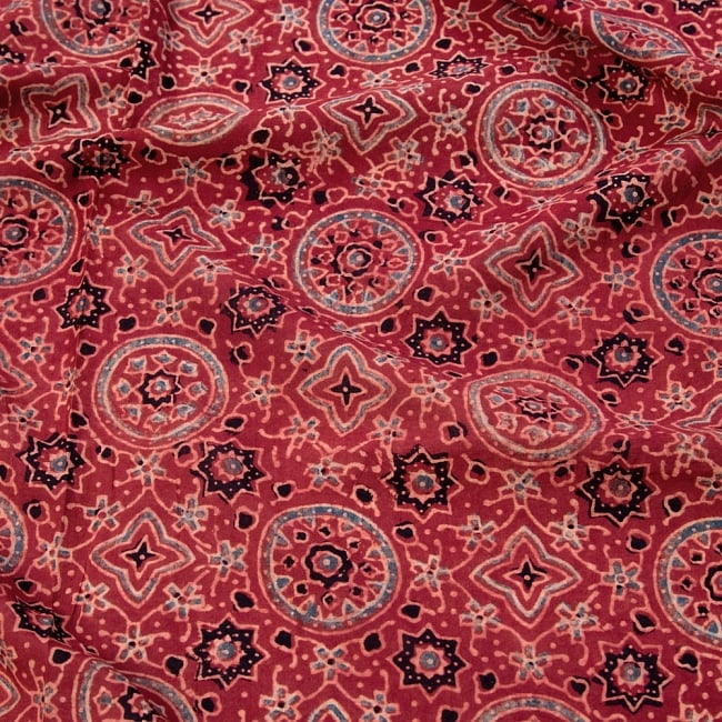 〔1m切り売り〕伝統息づく南インドから　昔ながらの木版染めアジュラックデザインの更紗模様布〔115cm〕 - えんじの写真1枚目です。木版で丁寧にプリント。インドらしい味わいのある布地です。ウッドブロック,木版染め,ボタニカル,唐草模様,切り売り,量り売り布,アジア布 量り売り,手芸,生地