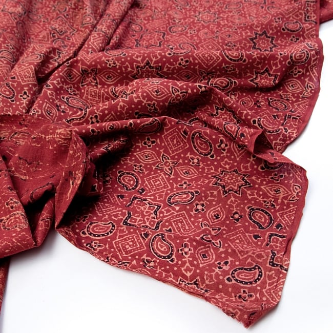 〔1m切り売り〕伝統息づく南インドから　昔ながらの木版染めアジュラックデザインの伝統模様布〔114cm〕 - えんじ 4 - 縁の写真です
