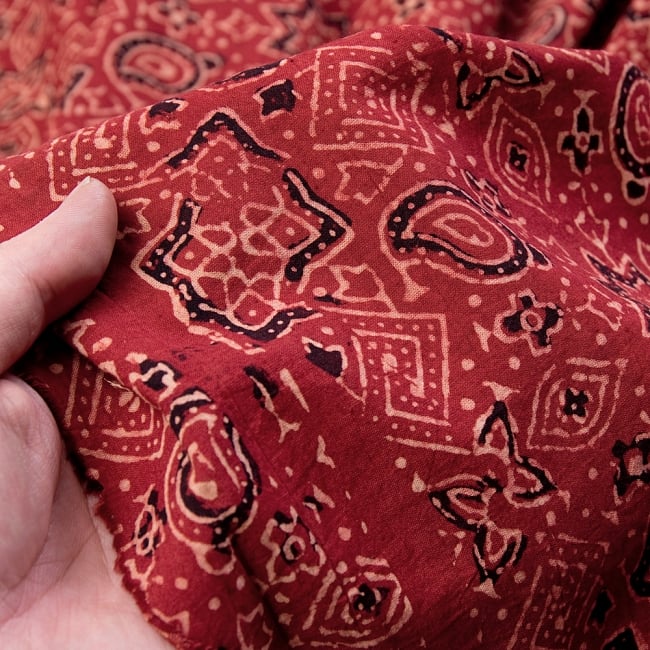 〔1m切り売り〕伝統息づく南インドから　昔ながらの木版染めアジュラックデザインの伝統模様布〔114cm〕 - えんじ 5 - 拡大写真です。雰囲気ある、このムラはハンドメイドにしか出せません。