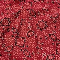 〔1m切り売り〕伝統息づく南インドから　昔ながらの木版染めアジュラックデザインの伝統模様布〔114cm〕 - えんじの商品写真