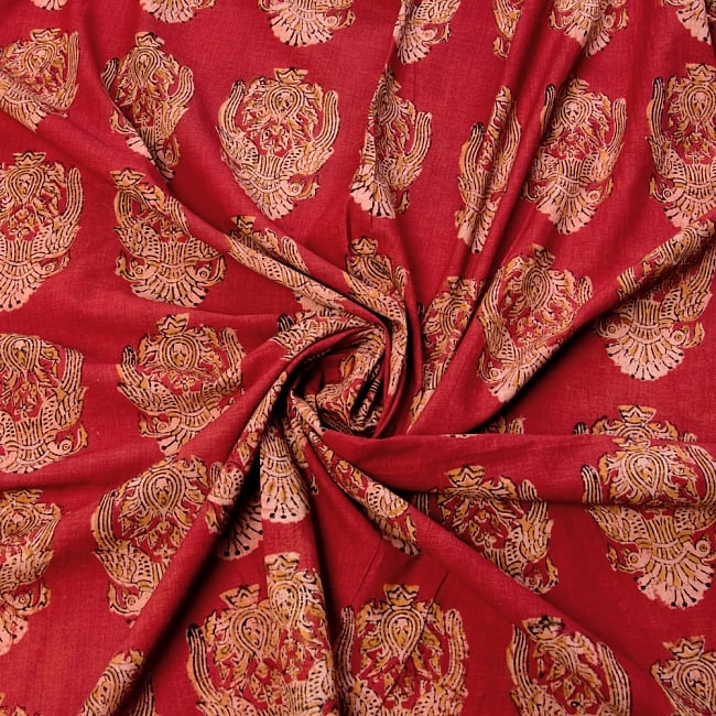 〔1m切り売り〕伝統息づく南インドから　昔ながらの木版染めピーコック柄布〔115cm〕 - えんじ 3 - 陰影によっても表情が変わります