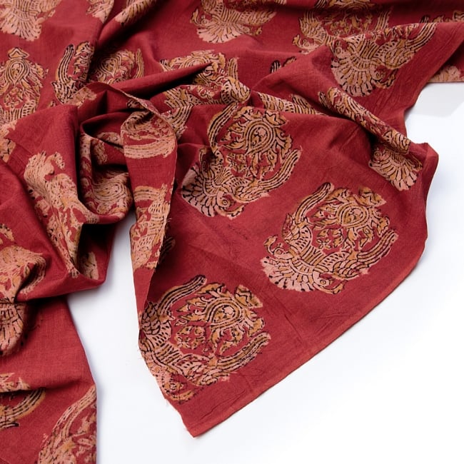 〔1m切り売り〕伝統息づく南インドから　昔ながらの木版染めピーコック柄布〔115cm〕 - えんじ 4 - 縁の写真です