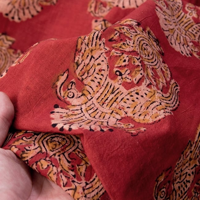 〔1m切り売り〕伝統息づく南インドから　昔ながらの木版染めピーコック柄布〔115cm〕 - えんじ 5 - 拡大写真です。雰囲気ある、このムラはハンドメイドにしか出せません。