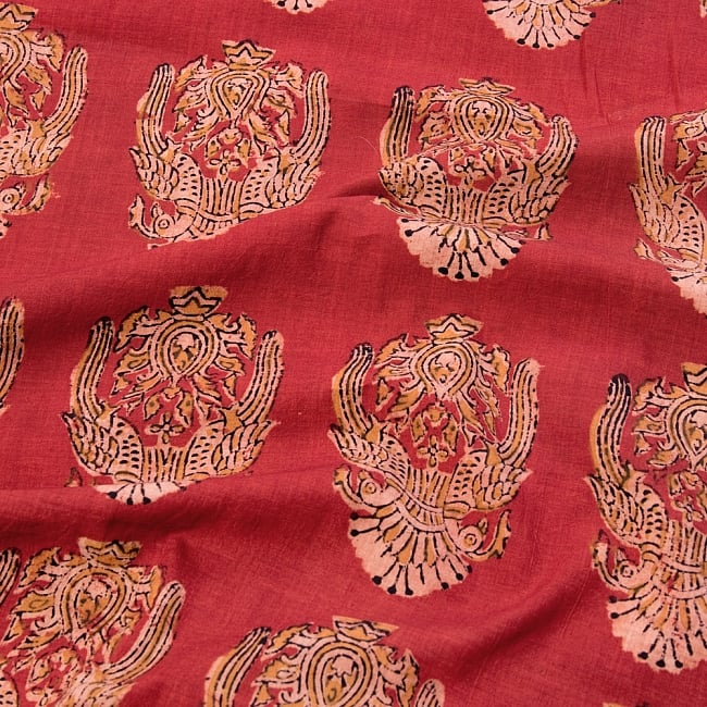〔1m切り売り〕伝統息づく南インドから　昔ながらの木版染めピーコック柄布〔115cm〕 - えんじの写真1枚目です。木版で丁寧にプリント。インドらしい味わいのある布地です。ウッドブロック,木版染め,ボタニカル,唐草模様,切り売り,量り売り布,アジア布 量り売り,手芸,生地