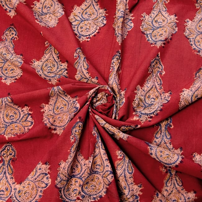 〔1m切り売り〕伝統息づく南インドから　昔ながらの木版染め更紗模様布〔114cm〕 - えんじ 3 - 陰影によっても表情が変わります