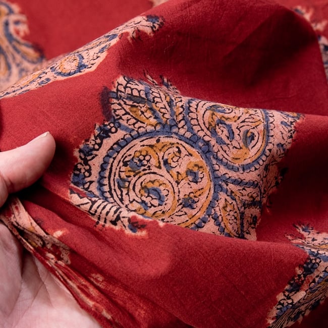 〔1m切り売り〕伝統息づく南インドから　昔ながらの木版染め更紗模様布〔114cm〕 - えんじ 5 - 拡大写真です。雰囲気ある、このムラはハンドメイドにしか出せません。