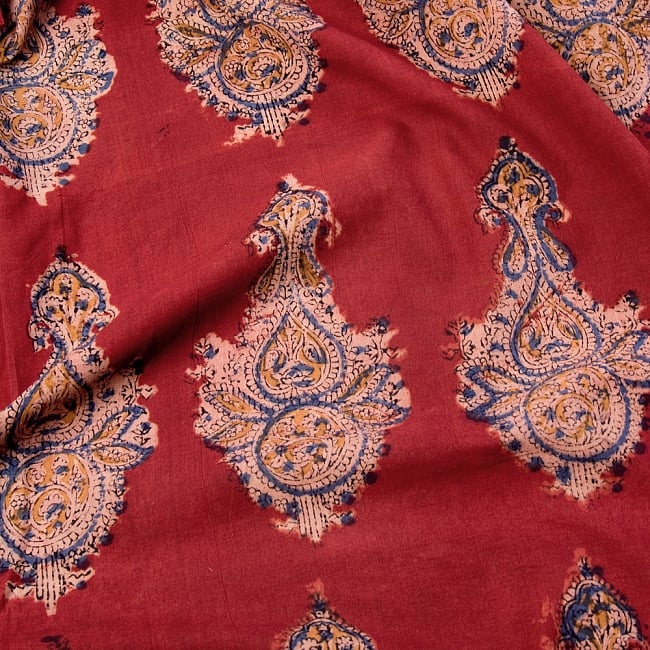 〔1m切り売り〕伝統息づく南インドから　昔ながらの木版染め更紗模様布〔114cm〕 - えんじの写真1枚目です。木版で丁寧にプリント。インドらしい味わいのある布地です。ウッドブロック,木版染め,ボタニカル,唐草模様,切り売り,量り売り布,アジア布 量り売り,手芸,生地