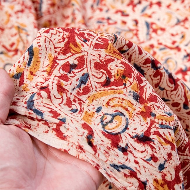 〔1m切り売り〕伝統息づく南インドから　昔ながらの木版染め更紗模様布〔112cm〕 - 赤×紺×黄 5 - 拡大写真です。雰囲気ある、このムラはハンドメイドにしか出せません。