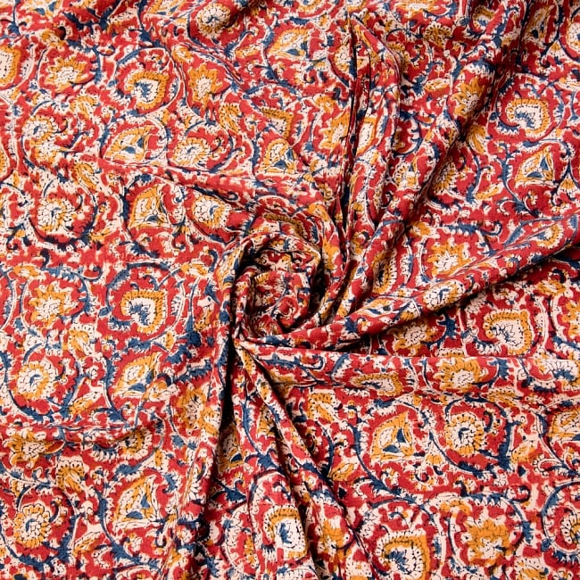 〔1m切り売り〕伝統息づく南インドから　昔ながらの木版染め更紗模様布〔118cm〕 - 赤×紺×黄 3 - 陰影によっても表情が変わります
