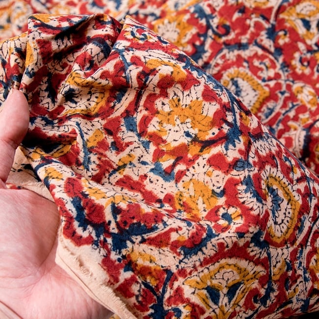 〔1m切り売り〕伝統息づく南インドから　昔ながらの木版染め更紗模様布〔118cm〕 - 赤×紺×黄 5 - 拡大写真です。雰囲気ある、このムラはハンドメイドにしか出せません。