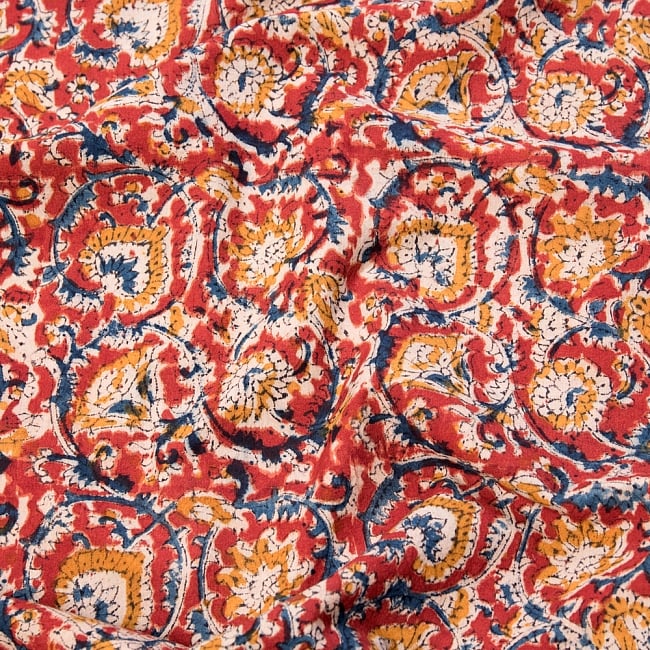 〔1m切り売り〕伝統息づく南インドから　昔ながらの木版染め更紗模様布〔118cm〕 - 赤×紺×黄の写真1枚目です。木版で丁寧にプリント。インドらしい味わいのある布地です。ウッドブロック,木版染め,ボタニカル,唐草模様,切り売り,量り売り布,アジア布 量り売り,手芸,生地