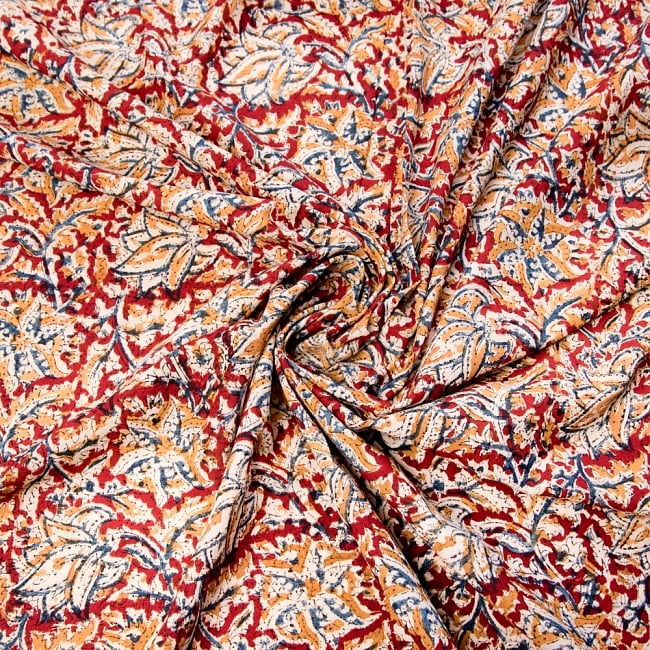 〔1m切り売り〕伝統息づく南インドから　昔ながらの木版染め更紗模様布〔113cm〕 - 赤×紺×黄 3 - 陰影によっても表情が変わります