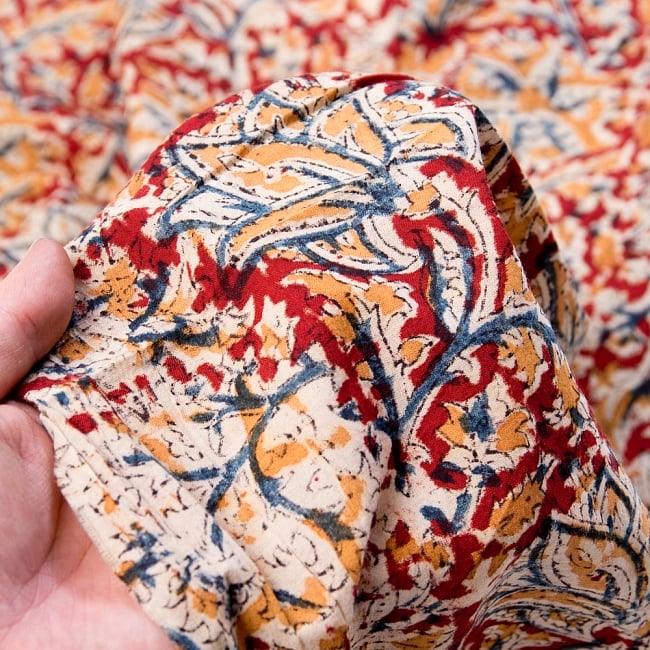 〔1m切り売り〕伝統息づく南インドから　昔ながらの木版染め更紗模様布〔113cm〕 - 赤×紺×黄 5 - 拡大写真です。雰囲気ある、このムラはハンドメイドにしか出せません。