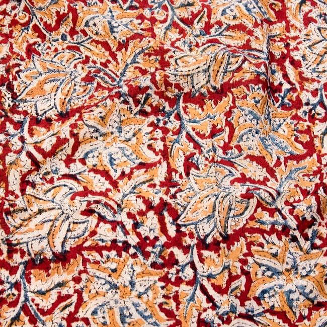 〔1m切り売り〕伝統息づく南インドから　昔ながらの木版染め更紗模様布〔113cm〕 - 赤×紺×黄の写真1枚目です。木版で丁寧にプリント。インドらしい味わいのある布地です。ウッドブロック,木版染め,ボタニカル,唐草模様,切り売り,量り売り布,アジア布 量り売り,手芸,生地