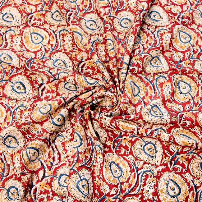 〔1m切り売り〕伝統息づく南インドから　昔ながらの木版染め更紗模様布〔117cm〕 - 赤×紺×黄 3 - 陰影によっても表情が変わります