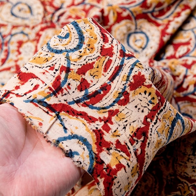 〔1m切り売り〕伝統息づく南インドから　昔ながらの木版染め更紗模様布〔117cm〕 - 赤×紺×黄 5 - 拡大写真です。雰囲気ある、このムラはハンドメイドにしか出せません。