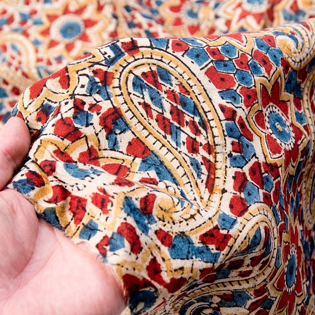 〔1m切り売り〕伝統息づく南インドから　昔ながらの木版染めペイズリー柄布〔116cm〕 - 赤×紺×黄 5 - 拡大写真です。雰囲気ある、このムラはハンドメイドにしか出せません。