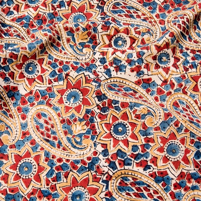 〔1m切り売り〕伝統息づく南インドから　昔ながらの木版染めペイズリー柄布〔116cm〕 - 赤×紺×黄の写真1枚目です。木版で丁寧にプリント。インドらしい味わいのある布地です。ウッドブロック,木版染め,ボタニカル,唐草模様,切り売り,量り売り布,アジア布 量り売り,手芸,生地