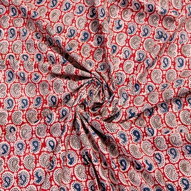 〔1m切り売り〕伝統息づく南インドから　昔ながらの木版染めペイズリー柄布〔118cm〕 - 赤×紺×緑 3 - 陰影によっても表情が変わります