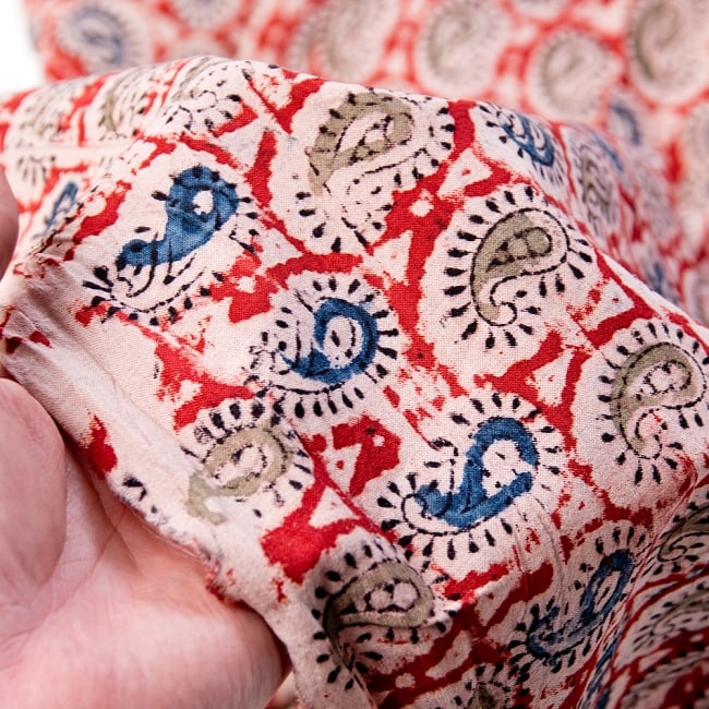 〔1m切り売り〕伝統息づく南インドから　昔ながらの木版染めペイズリー柄布〔118cm〕 - 赤×紺×緑 5 - 拡大写真です。雰囲気ある、このムラはハンドメイドにしか出せません。