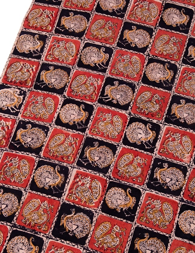 〔1m切り売り〕伝統息づく南インドから　昔ながらの木版染めピーコック柄布〔114cm〕 - 赤×黒 2 - とても素敵な雰囲気です