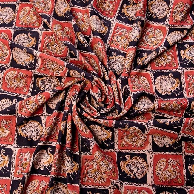 〔1m切り売り〕伝統息づく南インドから　昔ながらの木版染めピーコック柄布〔114cm〕 - 赤×黒 3 - 陰影によっても表情が変わります