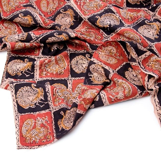 〔1m切り売り〕伝統息づく南インドから　昔ながらの木版染めピーコック柄布〔114cm〕 - 赤×黒 4 - 縁の写真です