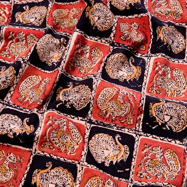 〔1m切り売り〕伝統息づく南インドから　昔ながらの木版染めピーコック柄布〔114cm〕 - 赤×黒の写真1枚目です。木版で丁寧にプリント。インドらしい味わいのある布地です。ウッドブロック,木版染め,ボタニカル,唐草模様,切り売り,量り売り布,アジア布 量り売り,手芸,生地