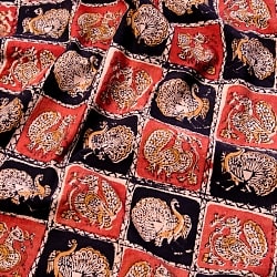 〔1m切り売り〕伝統息づく南インドから　昔ながらの木版染めピーコック柄布〔114cm〕 - 赤×黒の商品写真