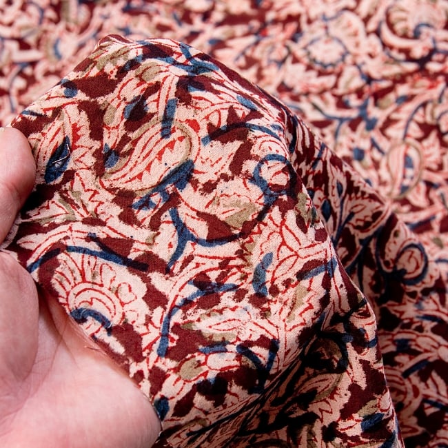 〔1m切り売り〕伝統息づく南インドから　昔ながらの木版染め更紗模様布〔113cm〕 - あずき×黄×紺 5 - 拡大写真です。雰囲気ある、このムラはハンドメイドにしか出せません。