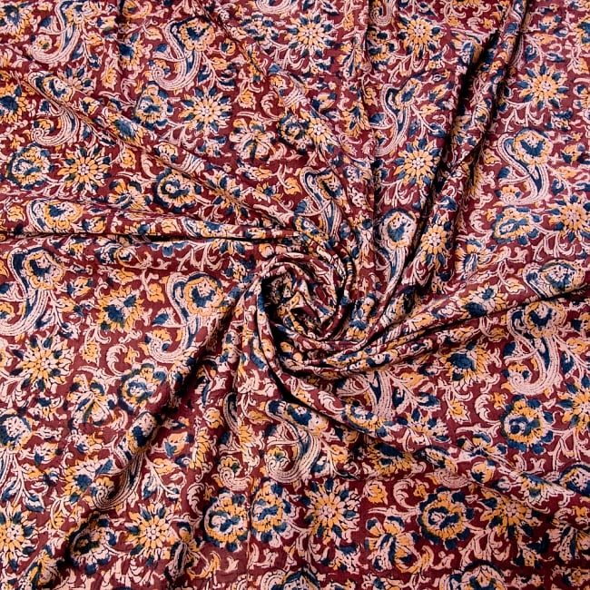 〔1m切り売り〕伝統息づく南インドから　昔ながらの木版染め更紗模様布〔114cm〕 - あずき×黄×紺 3 - 陰影によっても表情が変わります