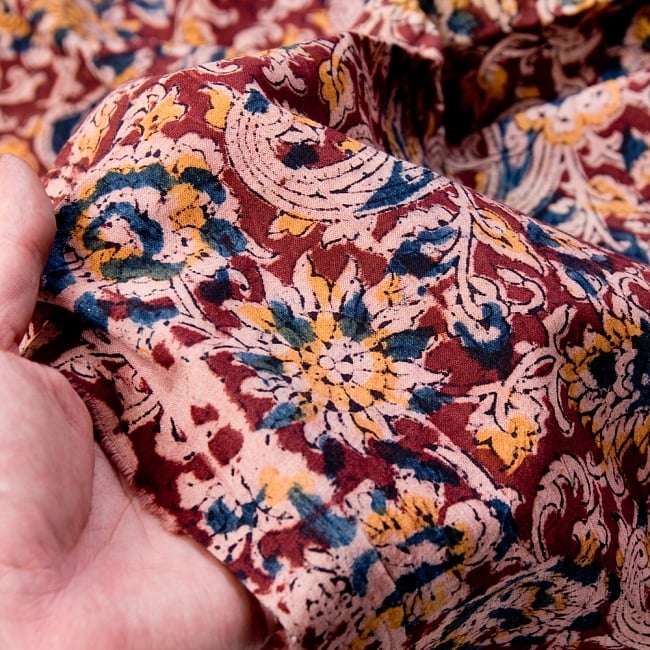 〔1m切り売り〕伝統息づく南インドから　昔ながらの木版染め更紗模様布〔114cm〕 - あずき×黄×紺 5 - 拡大写真です。雰囲気ある、このムラはハンドメイドにしか出せません。
