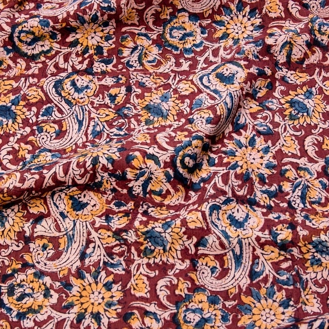 〔1m切り売り〕伝統息づく南インドから　昔ながらの木版染め更紗模様布〔114cm〕 - あずき×黄×紺の写真1枚目です。木版で丁寧にプリント。インドらしい味わいのある布地です。ウッドブロック,木版染め,ボタニカル,唐草模様,切り売り,量り売り布,アジア布 量り売り,手芸,生地