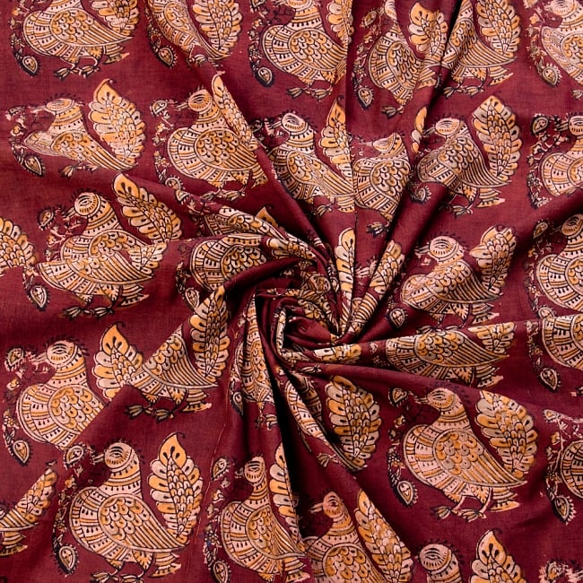 〔1m切り売り〕伝統息づく南インドから　昔ながらの木版染めピーコック柄布〔112cm〕 - 赤茶 3 - 陰影によっても表情が変わります