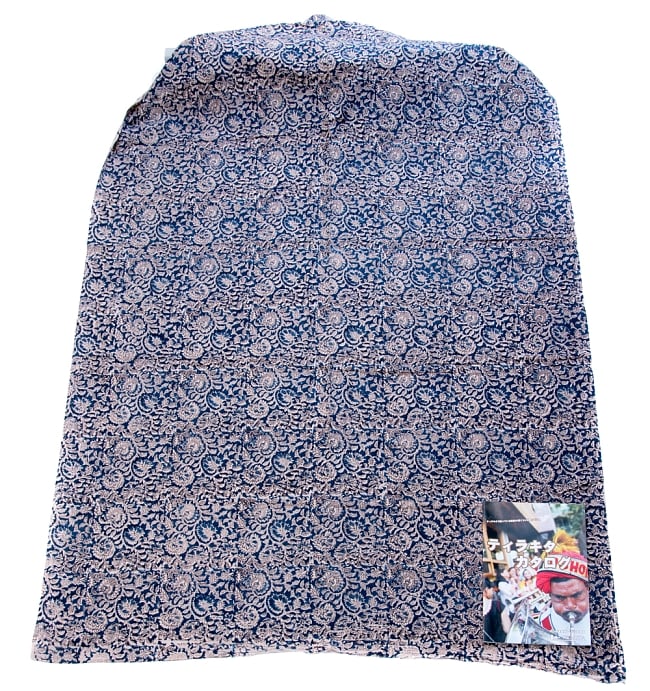 〔1m単位切り売り〕伝統息づく南インドから　昔ながらの木版染めピーコック柄布〔112cm〕 - 赤茶 7 - [【MB-RSCLTH-652】横幅：約117cm]を、床において広げてみました。右端にあるのはA4サイズの当店カタログです。