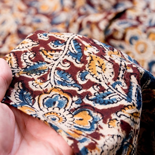 〔1m切り売り〕伝統息づく南インドから　昔ながらの木版染め更紗模様布〔116cm〕 - 焦げ茶 5 - 拡大写真です。雰囲気ある、このムラはハンドメイドにしか出せません。
