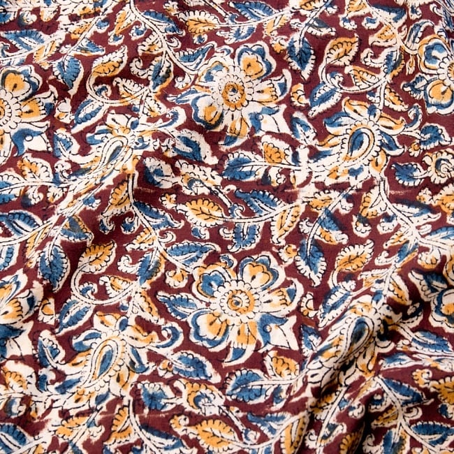 〔1m切り売り〕伝統息づく南インドから　昔ながらの木版染め更紗模様布〔116cm〕 - 焦げ茶の写真1枚目です。木版で丁寧にプリント。インドらしい味わいのある布地です。ウッドブロック,木版染め,ボタニカル,唐草模様,切り売り,量り売り布,アジア布 量り売り,手芸,生地