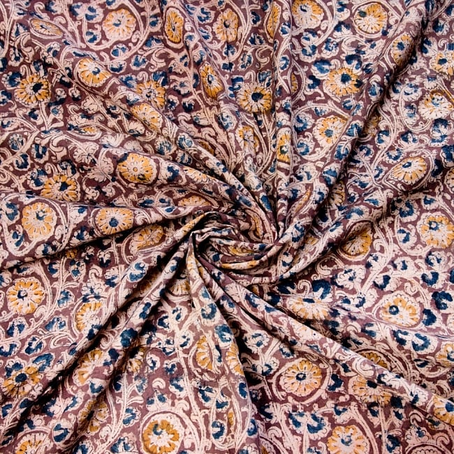 〔1m切り売り〕伝統息づく南インドから　昔ながらの木版染め更紗模様布〔113cm〕 - 茶色 3 - 陰影によっても表情が変わります