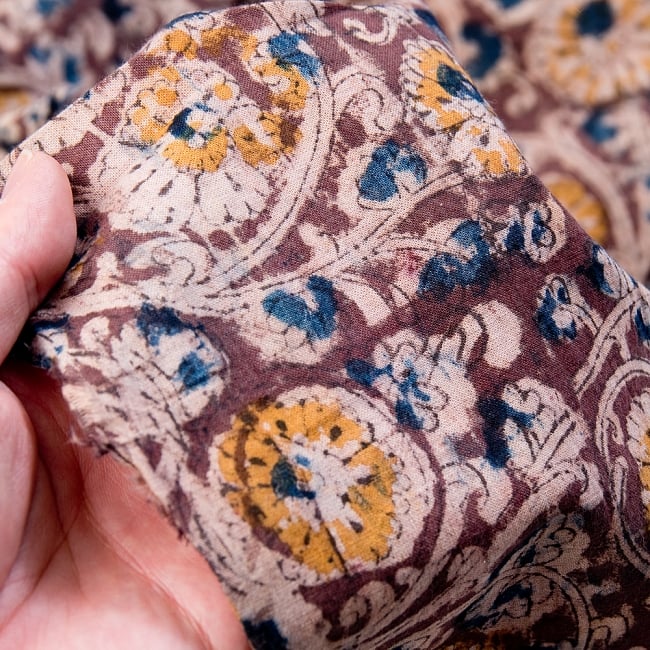 〔1m切り売り〕伝統息づく南インドから　昔ながらの木版染め更紗模様布〔113cm〕 - 茶色 5 - 拡大写真です。雰囲気ある、このムラはハンドメイドにしか出せません。