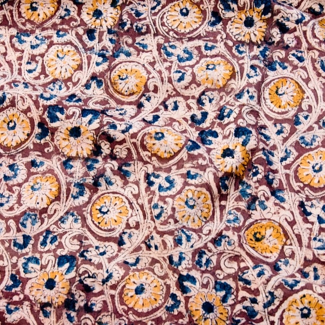 〔1m切り売り〕伝統息づく南インドから　昔ながらの木版染め更紗模様布〔113cm〕 - 茶色の写真1枚目です。木版で丁寧にプリント。インドらしい味わいのある布地です。ウッドブロック,木版染め,ボタニカル,唐草模様,切り売り,量り売り布,アジア布 量り売り,手芸,生地
