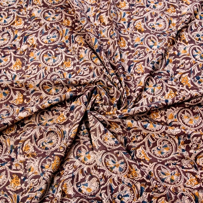 〔1m切り売り〕伝統息づく南インドから　昔ながらの木版染め更紗模様布〔112cm〕 - 茶色 3 - 陰影によっても表情が変わります