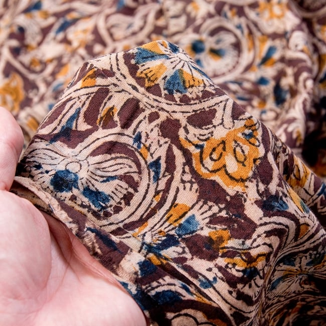 〔1m切り売り〕伝統息づく南インドから　昔ながらの木版染め更紗模様布〔112cm〕 - 茶色 5 - 拡大写真です。雰囲気ある、このムラはハンドメイドにしか出せません。
