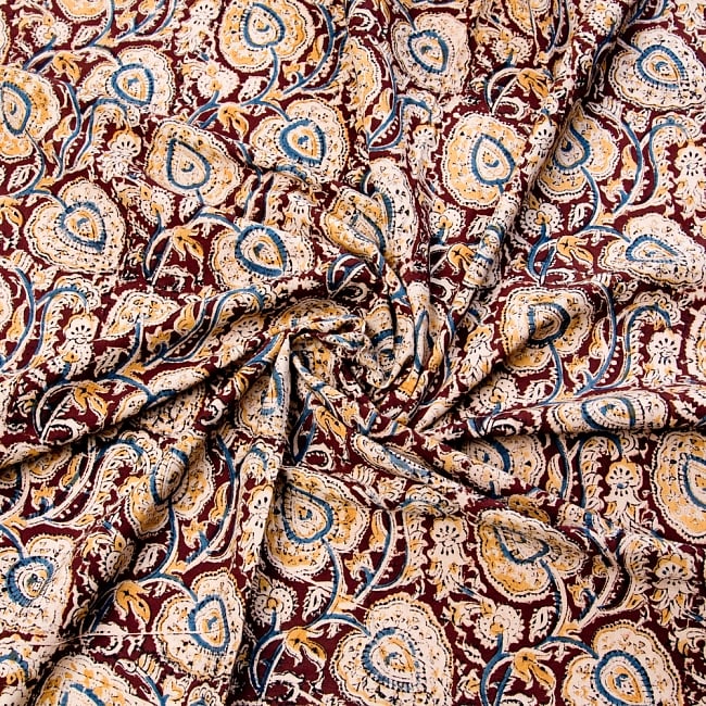 〔1m切り売り〕伝統息づく南インドから　昔ながらの木版染め更紗模様布〔118cm〕 - 焦げ茶 3 - 陰影によっても表情が変わります