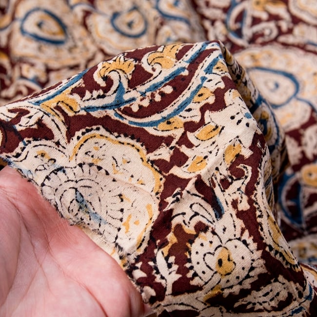 〔1m切り売り〕伝統息づく南インドから　昔ながらの木版染め更紗模様布〔118cm〕 - 焦げ茶 5 - 拡大写真です。雰囲気ある、このムラはハンドメイドにしか出せません。