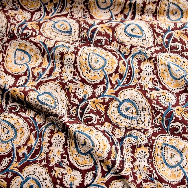 〔1m切り売り〕伝統息づく南インドから　昔ながらの木版染め更紗模様布〔118cm〕 - 焦げ茶の写真1枚目です。木版で丁寧にプリント。インドらしい味わいのある布地です。ウッドブロック,木版染め,ボタニカル,唐草模様,切り売り,量り売り布,アジア布 量り売り,手芸,生地