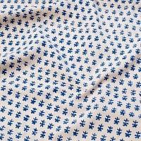 〔1m切り売り〕伝統息づく南インドから　昔ながらの木版染め小花柄布〔111cm〕 - 青の商品写真