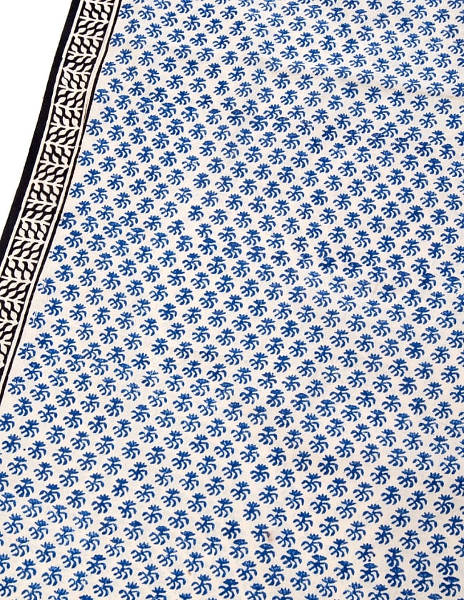 〔1m切り売り〕伝統息づく南インドから　昔ながらの木版染め小花柄布〔113.5cm〕 - 青 2 - とても素敵な雰囲気です