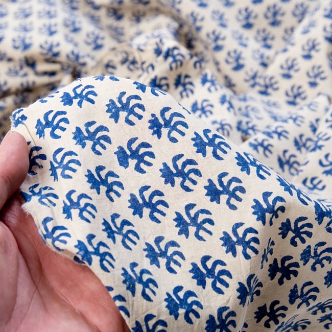 〔1m切り売り〕伝統息づく南インドから　昔ながらの木版染め小花柄布〔113.5cm〕 - 青 5 - 拡大写真です。雰囲気ある、このムラはハンドメイドにしか出せません。